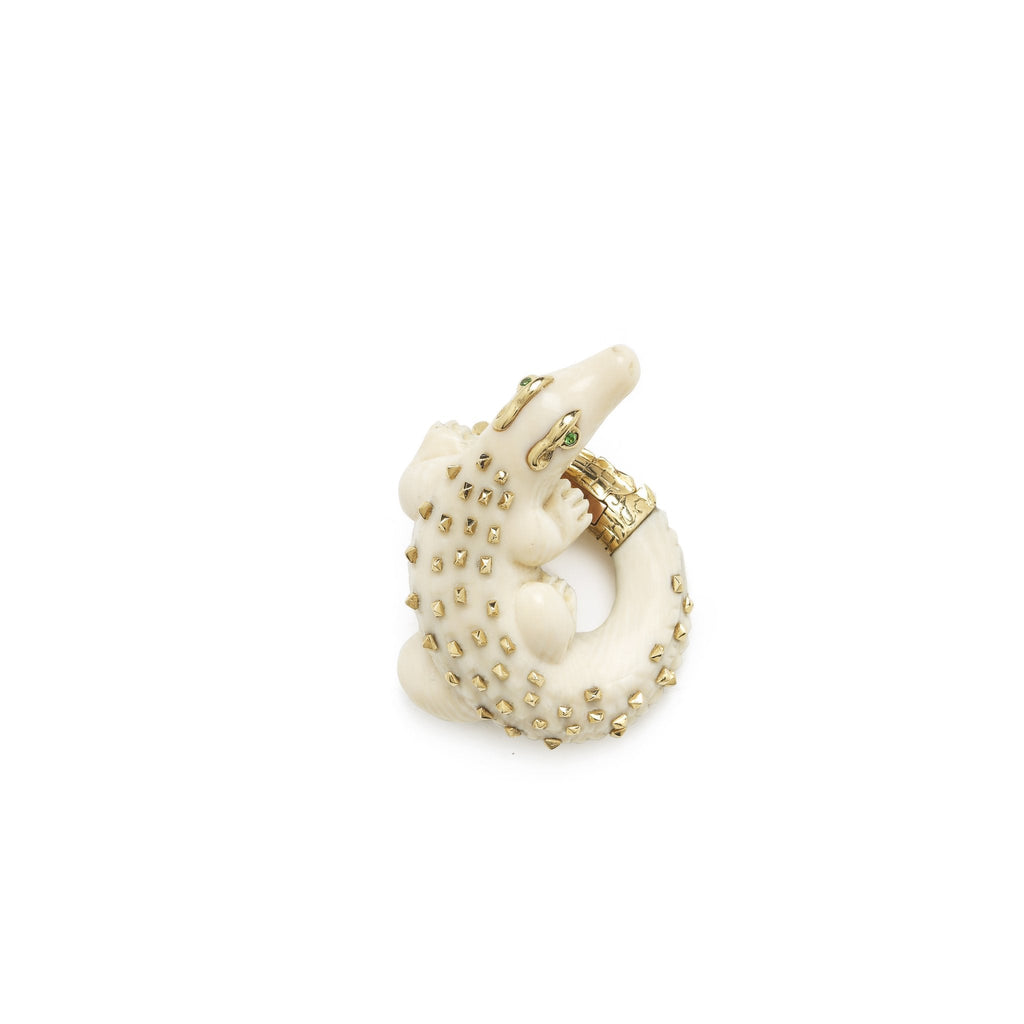 https://www.bibivandervelden.com/cdn/shop/products/Bibi-Van-Der-Velden-Alligator-Twist-Earring-1_1024x.jpg?v=1651848311